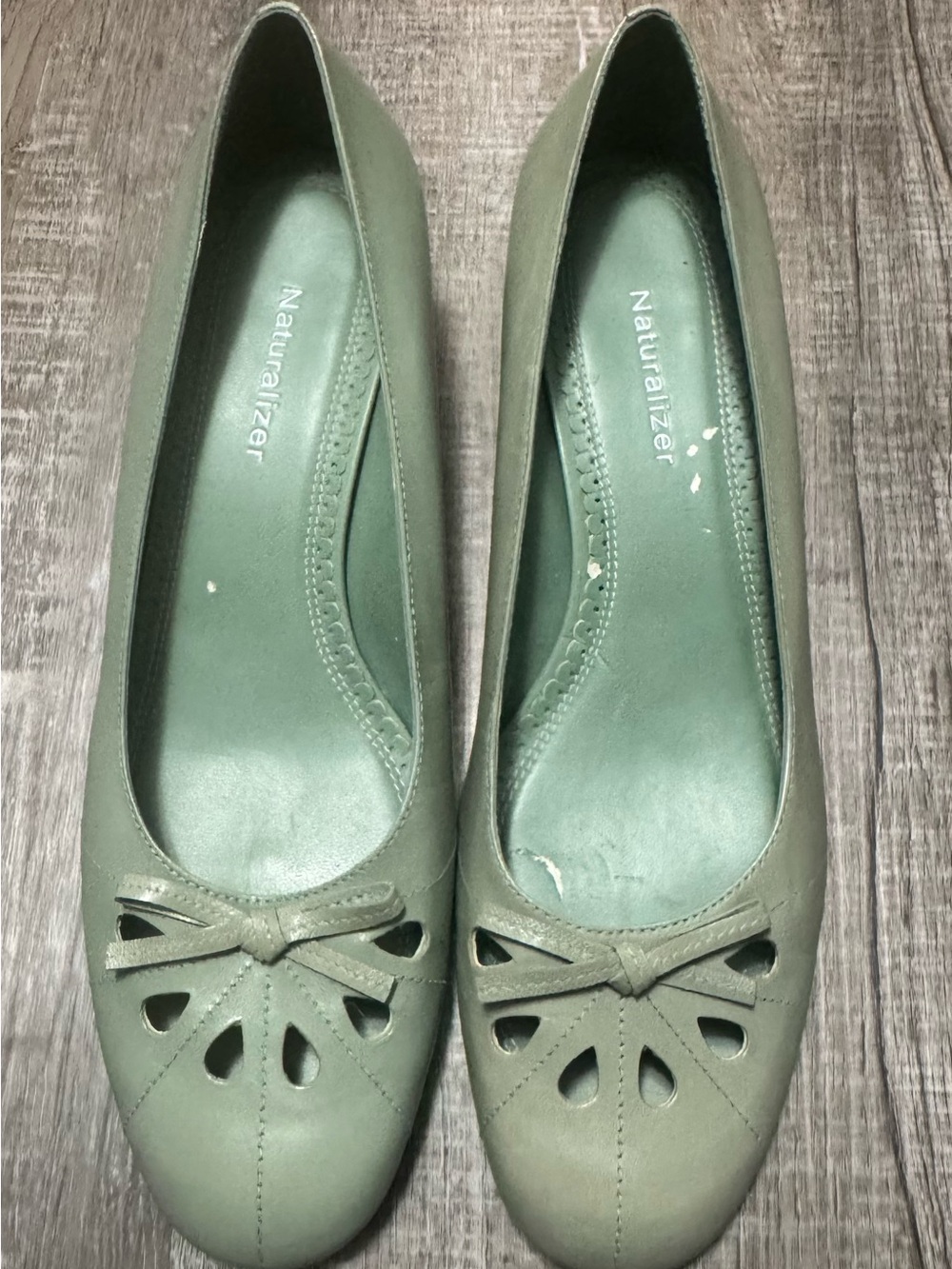 Naturalizer Women's Light Sage Green Cutout Ballet Flats